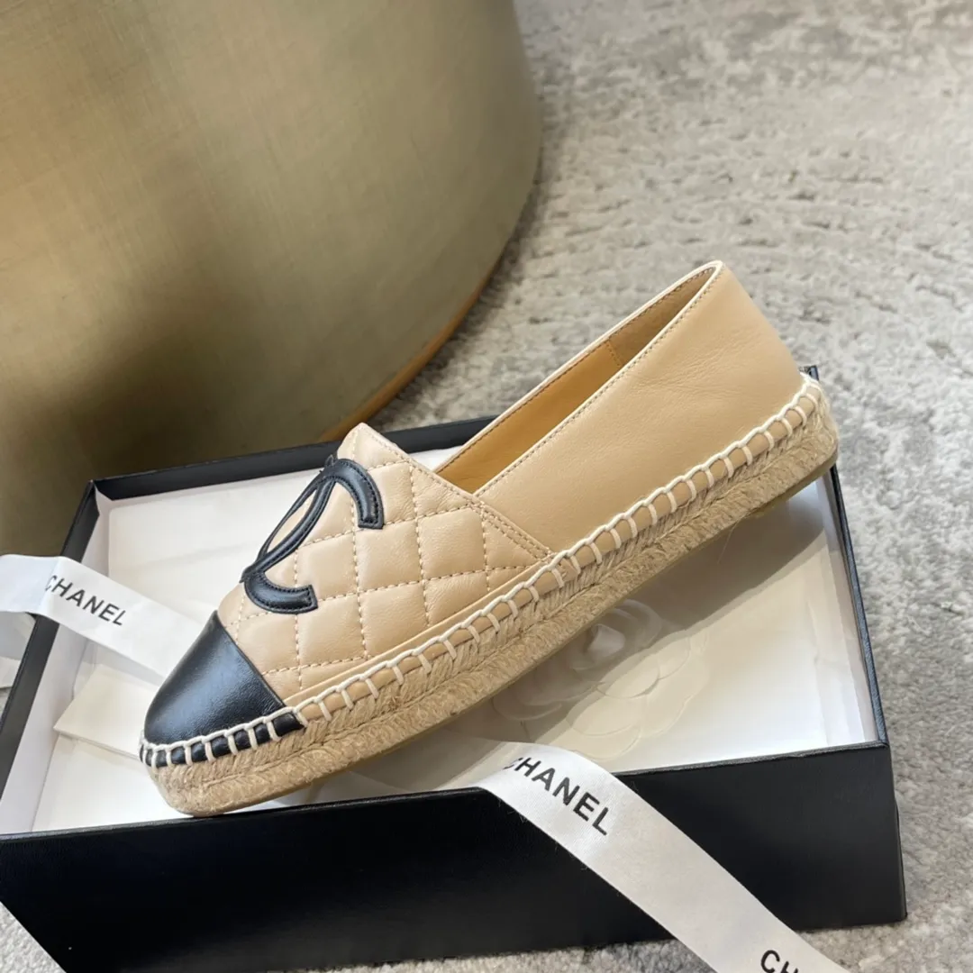 👟👟Ex-factory price 440👟👟 Chanel’s full range of classic fisherman shoes, the original version is reproduced with zero dead ends, and the details are exquisite and high-end‼ ️ 1️⃣Material: The upper/inner is made of first-layer sheepskin (the fabric is soft and becomes softer), and the vintage cloth is mixed with special materials... 2️⃣Natural hemp rope with a transparent vulcanized sole, which is wear-resistant and not easy to deglue and come off the sole, and the foot is absolutely comfortable... 3️⃣Original steel-stamped foot pads, cloth color matching, leather color matching, patent leather surface, rhombus surface, regular size 35-40 (34.41.42 customized)
